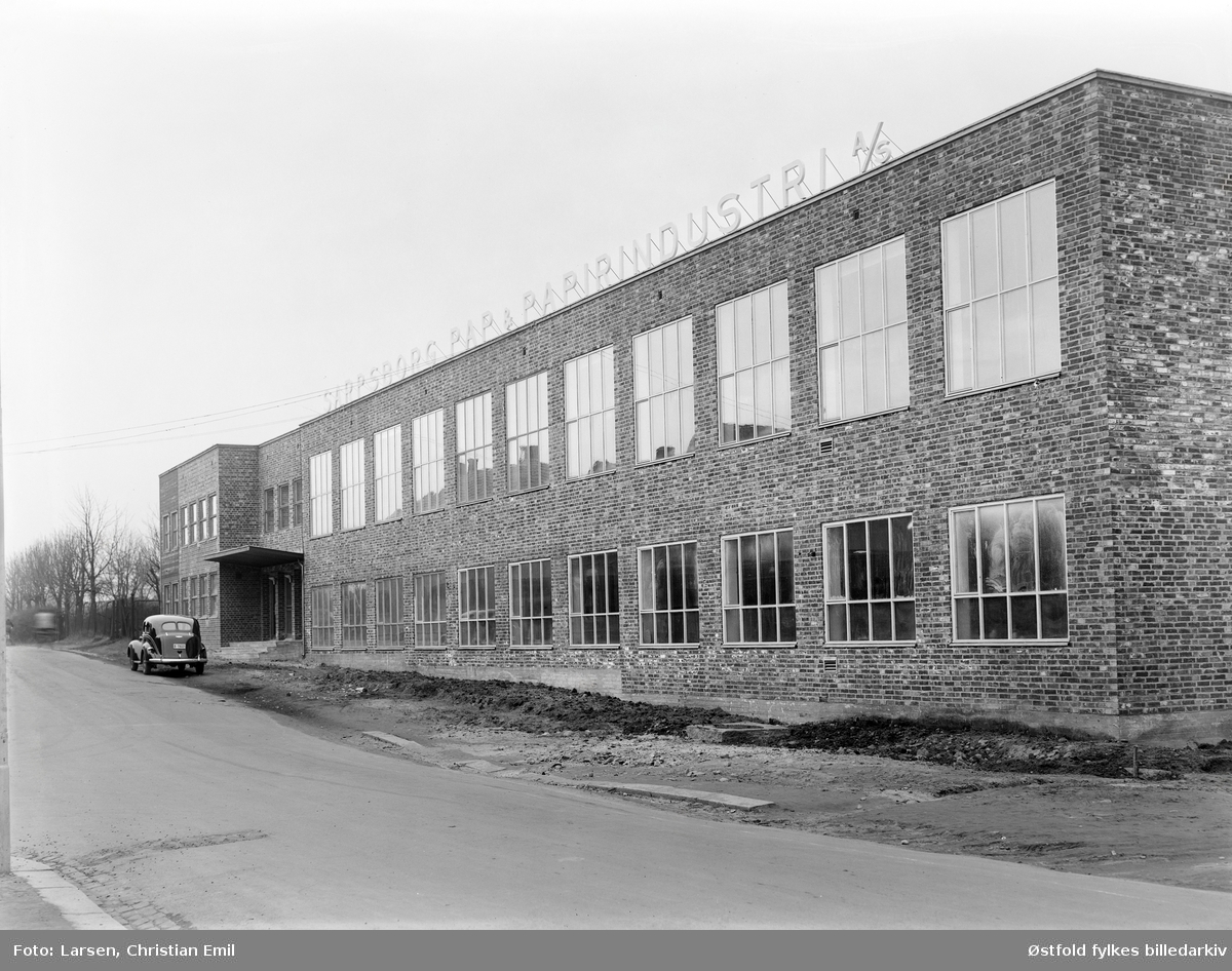 Sarpsborg Pap og Papirindustri AS, industribygning i 2. etasjer med bil foran. Bilen har kjennetegn B-11601.
