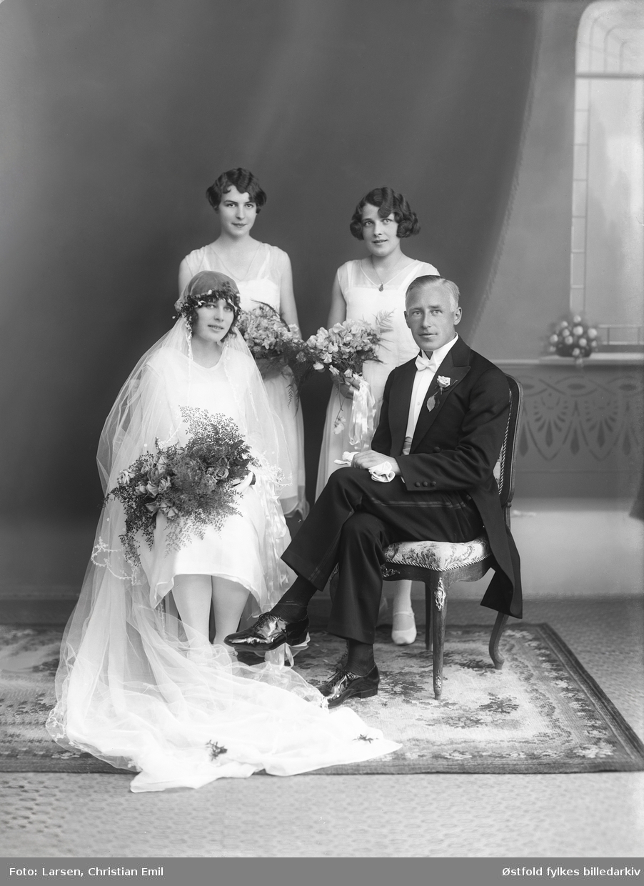 Brudepar i fotoatelier med to brudepiker, 1929, ant. Sarpsborg-distriktet. Ukjente personer.