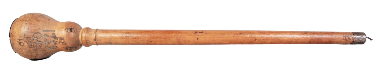 Päronformad klump med påspikad järnplåt i botten. Gradering med mässingsstift. Järnkrok. Krönt stämpel på klumpen: "1759 GE 17 19". Kronstämpel vid kroken: