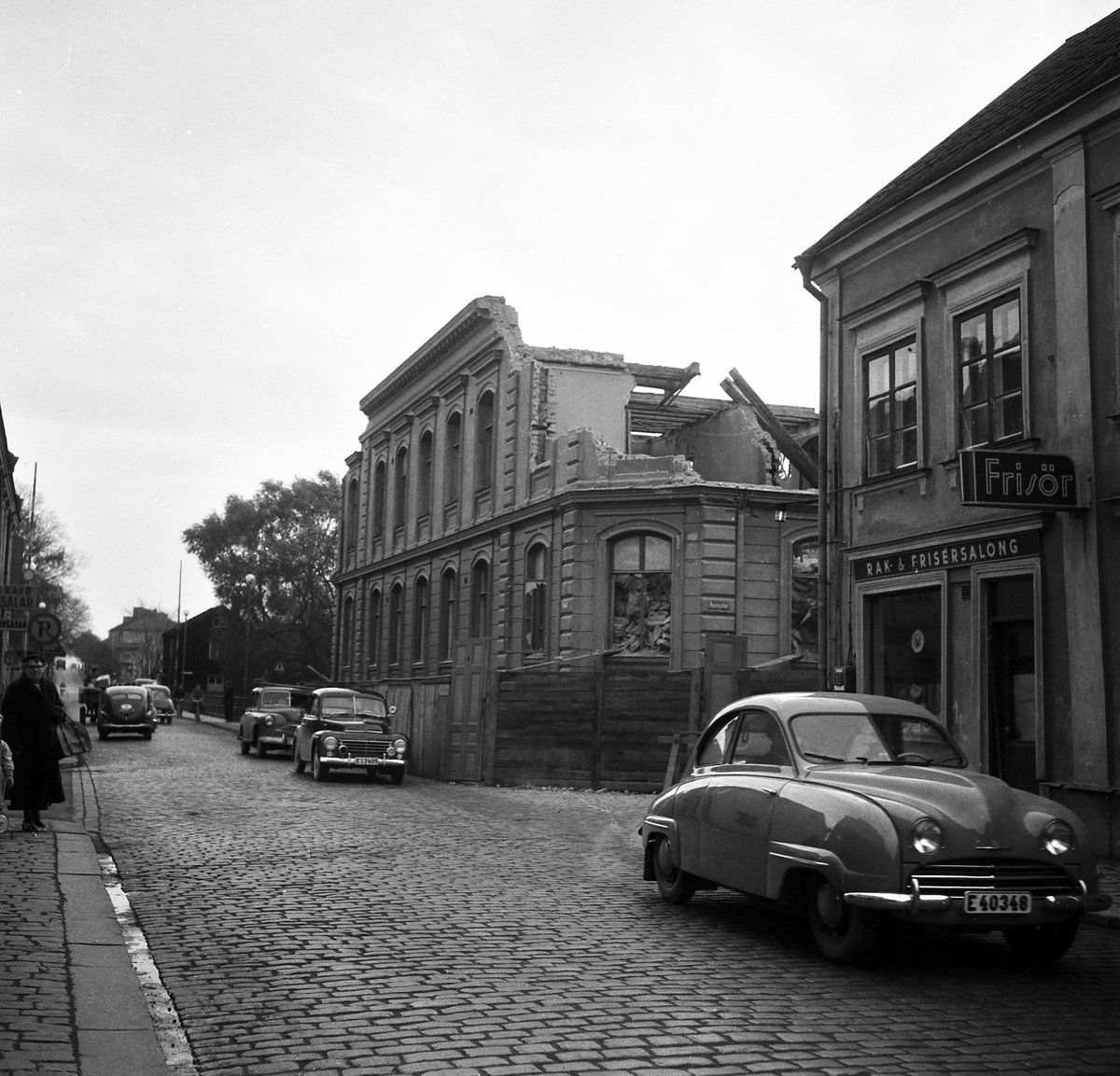 Linköpings gamla fattighuset för kvinnor, sedermera ålderdomshem, har tjänat ut. Byggnaden i hörnet Hamngatan-Storgatan var färdigställd 1888 och revs hösten 1955.