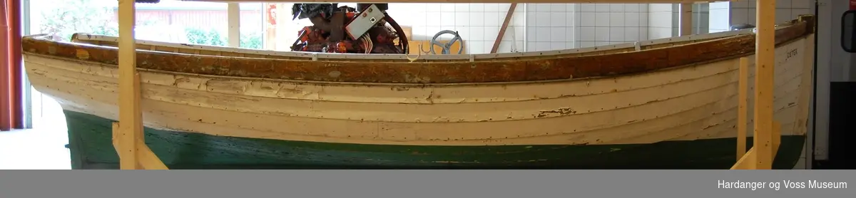 Livbåt med speil med tilnavnet Oster. Den er grønnmalt under vannlinjen og hvit over. Ripa er olja. Innvendig er båten gulmalt med hvitmalt esing og tofter. Båten er klinkbygget. Den har fire åregafler, samt to tiljer som ikke ser ut til å være originale.