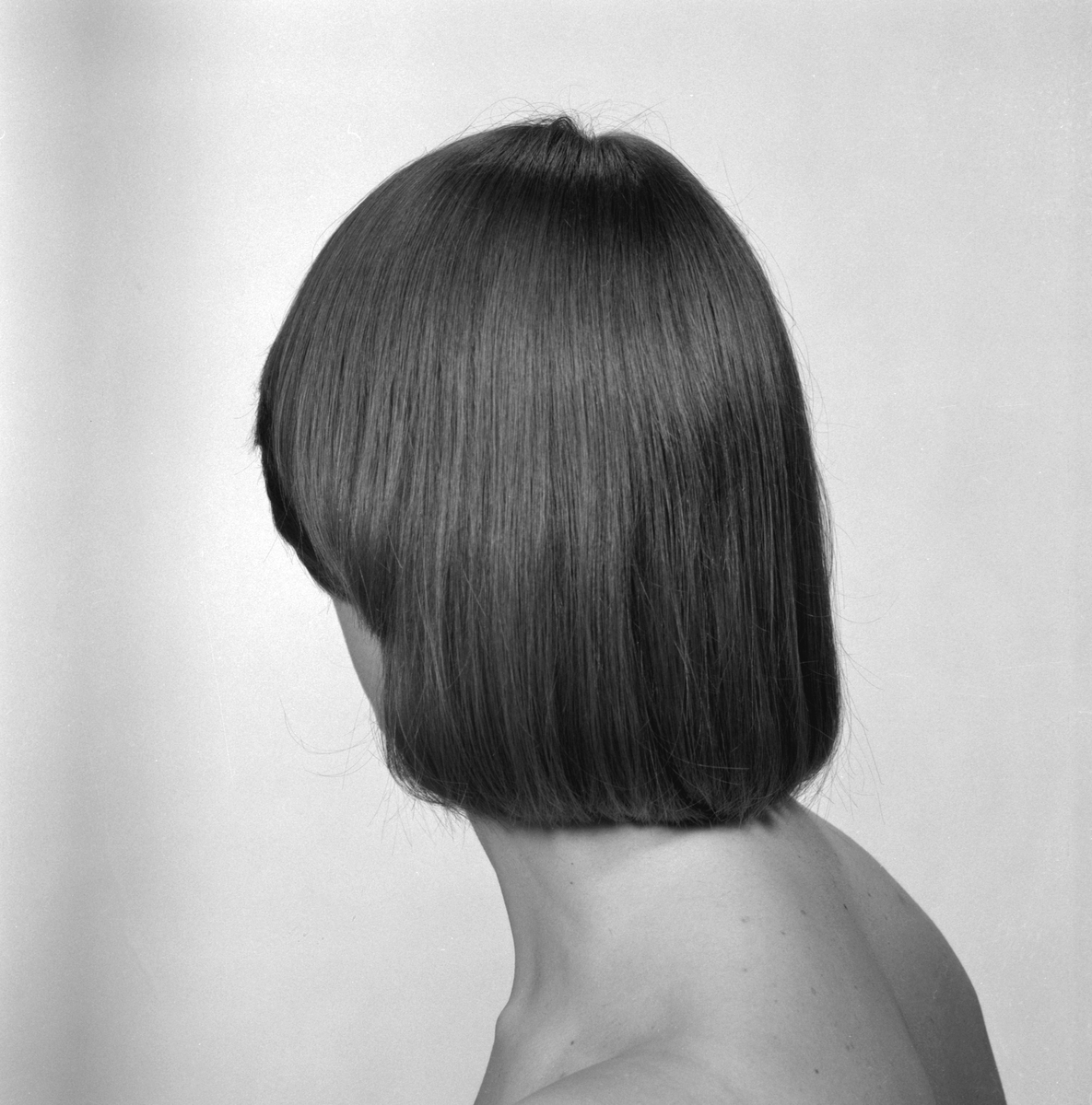 Den rätta frisyren 1974. Tydligt definerad och med en schysst våg över ansiktet.