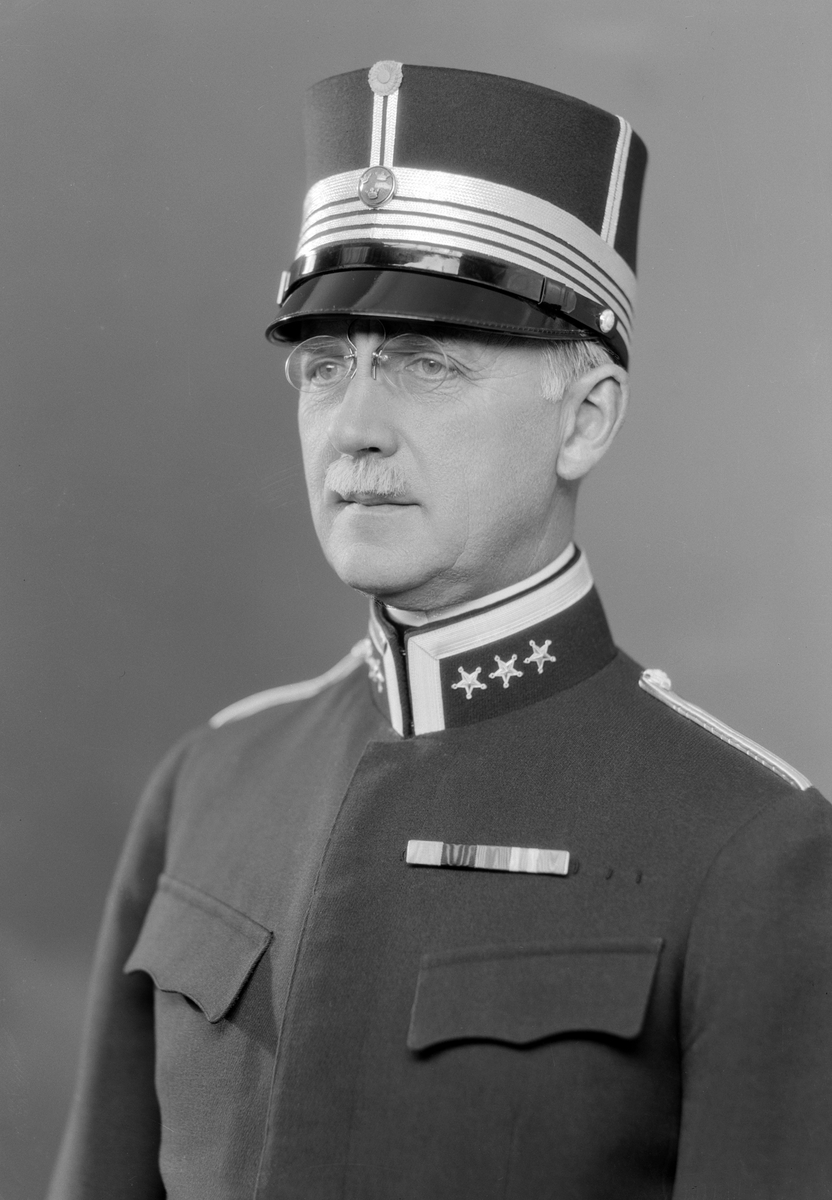 Ateljéporträtt av Gustaf Smith 1936. Samma år hade han befordrats till överste i armén. Från 1937 kom han även bli överste vid trängen och därefter chef för Svea trängkår (T 1) i Linköping. Privat gift med Signe Charlotta, född Myrstedt.