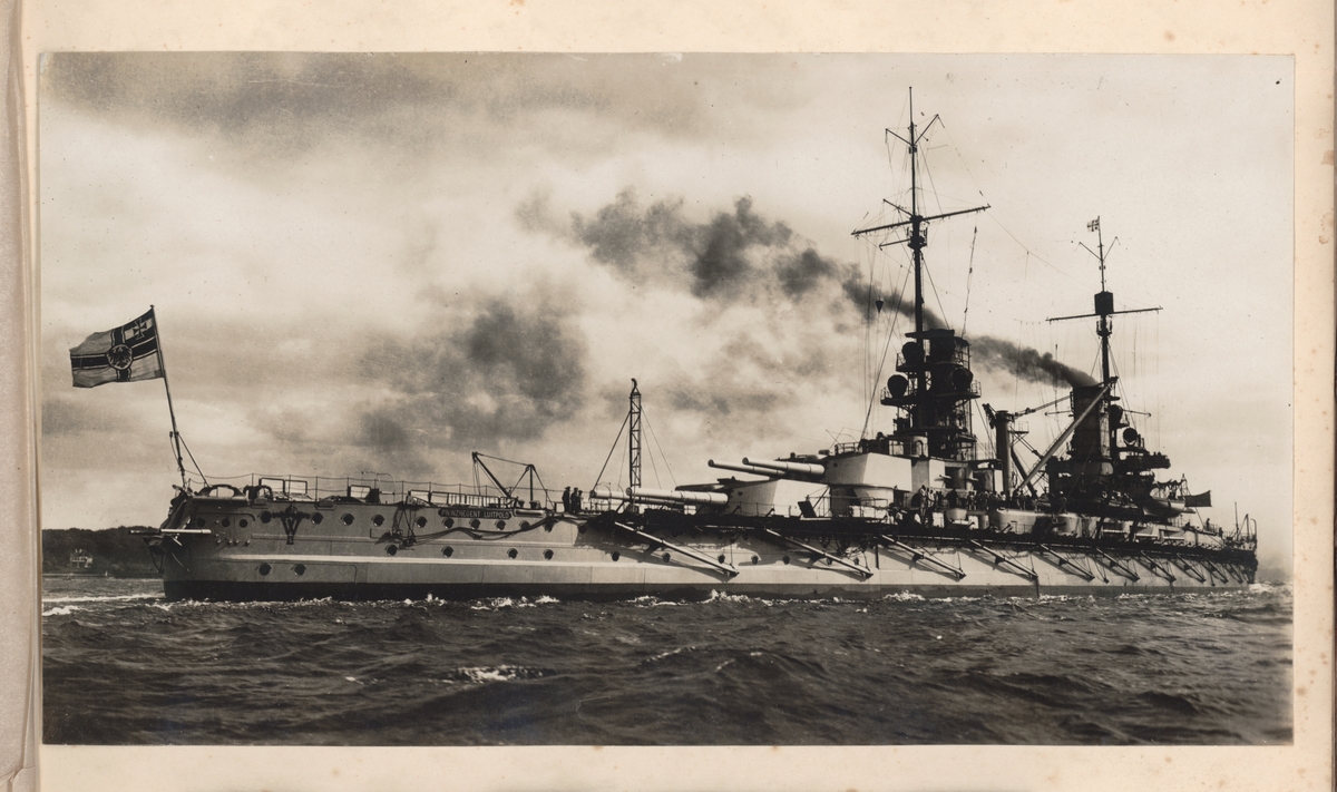 Bilden visar det tyska slagskeppet Prinzregent Luitpold till havs nära kusten.
