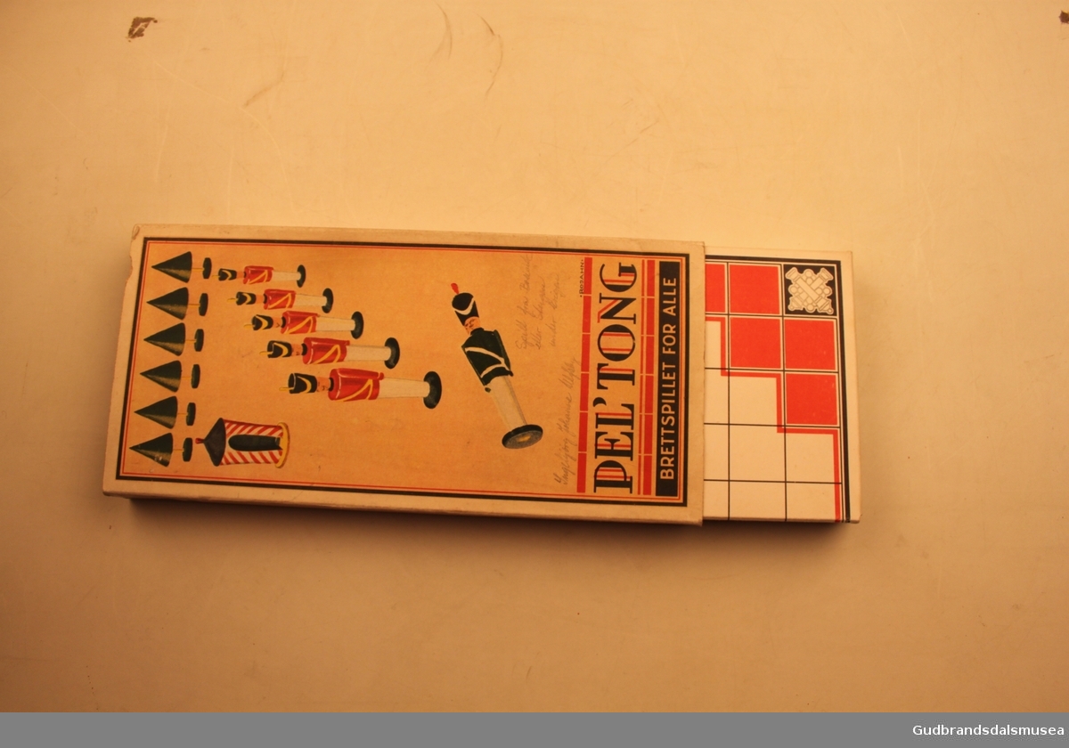 Brettspill fra ca 1940-1950 i orginaleske av papp. Spillet heter "Pel`tong", og går ut på å få fem egne brikker etterhverandre (5på rad).
Spillesken inneholder et spillebrett, som også danner esken sammenbrettet.Sammenbrettet stikkes dette inn i et fotreal av papp med logoen til spillet påtrykt. Det forhøyede spillbrettet har 20 små rom, til 10 røde spillbrikker og 10 grønne spillbrikker. Spillbrikkene er 4cm høye, dreid i tre, og skal ifølge trykk på fremsiden av esken forestille soldater. Et slags krigsspill. Eget lite hefte med spilleregler ligger i esken.
Usikker på produsent, men står merket" Kvalitetsmerke Sertifikat for spill og leker" og "Patent anm. mønster- besk." på esken.