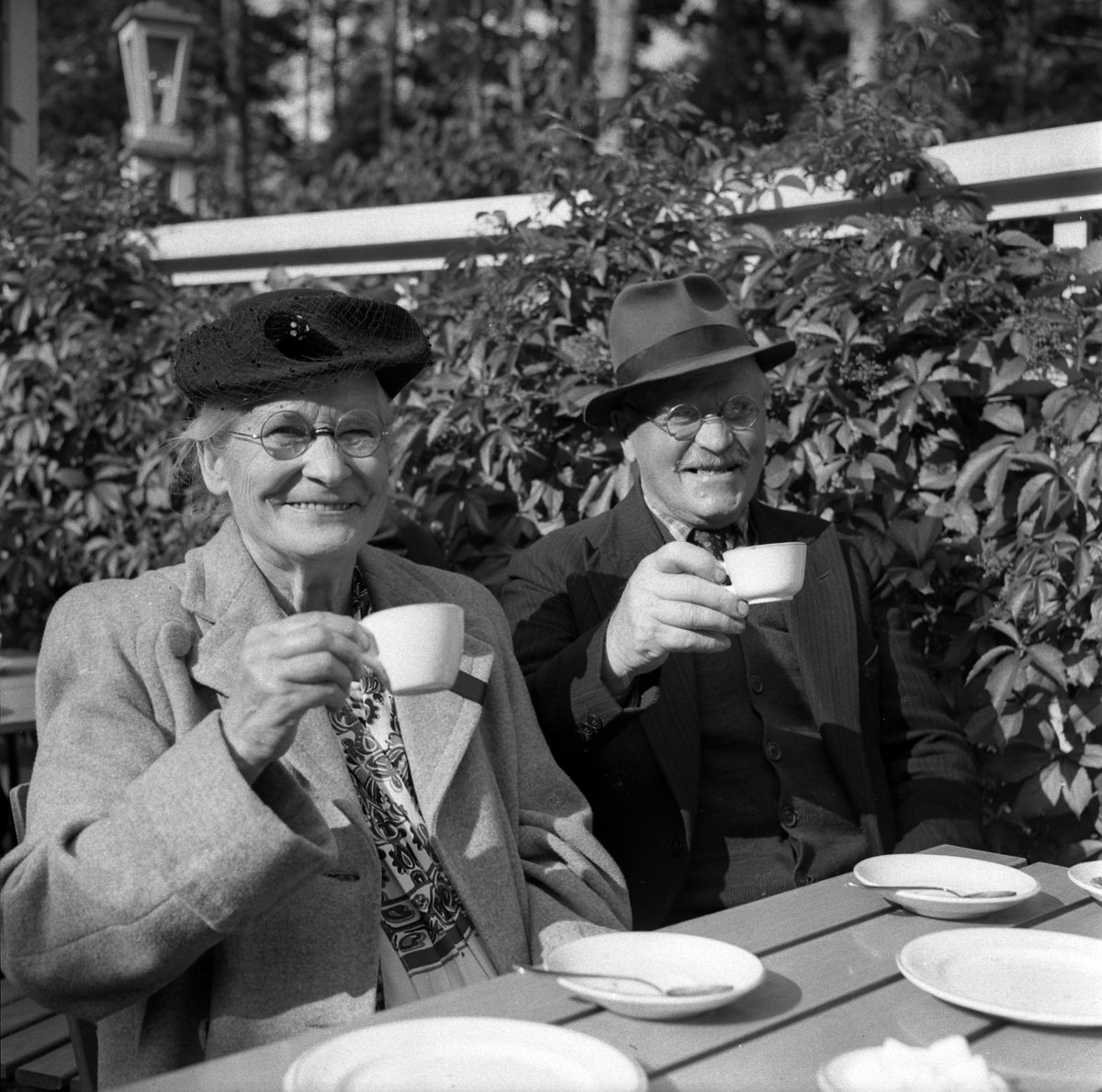 Från firandet av "De gamlas dag" i Linköpings Folkets park 1954. De bägge damerna som serveras vid bordet har identifierats som Hanna Sandström och Maria Karlén.