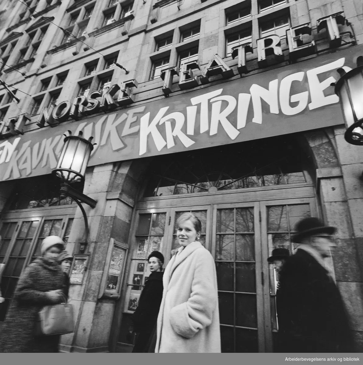 Liv Ullmann utenfor inngangen til Det Norske Teatret før premieren på stykket "Den kaukasiske kritringen". Januar 1962