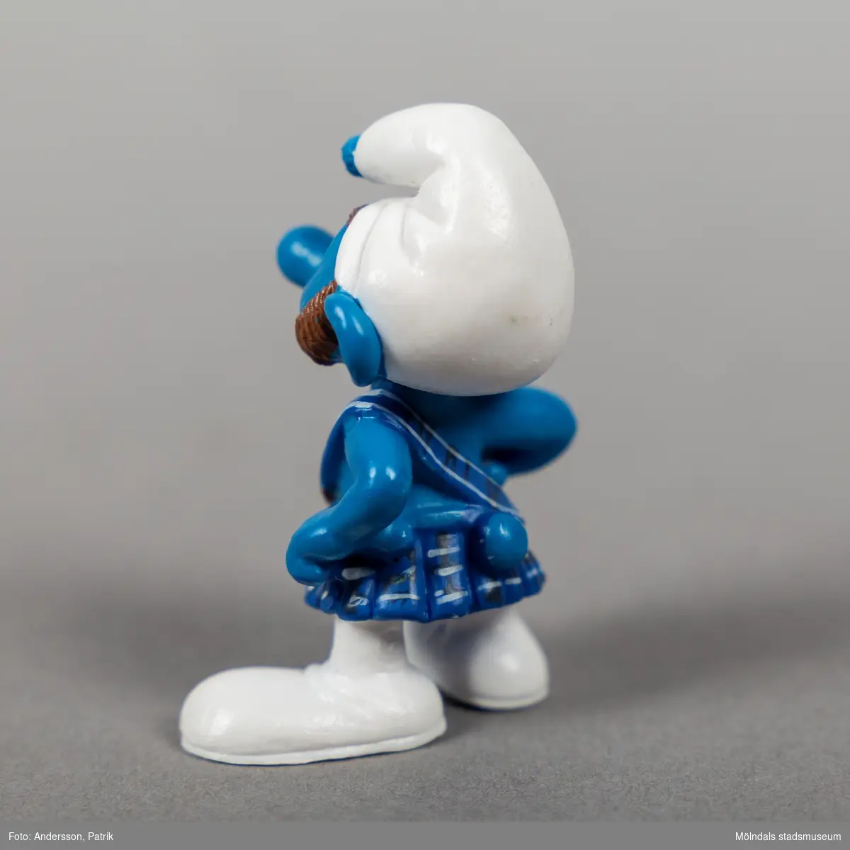 Tomteliknande figur som kallas Smurf, med blå kropp, vit luva och vita byxor samt blårutig kilt. Figuren har rödlätta ögonbryn och polisonger. 

Smurfarna eller Smurferna (franska: Les Schtroumpfs) är en belgisk tecknad serie som kretsar kring en grupp blå varelser med samma namn. Det tomteliknande folket skapades i slutet av 1950-talet av den belgiske serieskaparen Pierre "Peyo" Culliford.

Tuffsmurfen förekommer inte alls i originalserien eller i de tecknade serierna från 1980-talet. Han gör sin debut först 2011 i filmen Smurfarna 2.