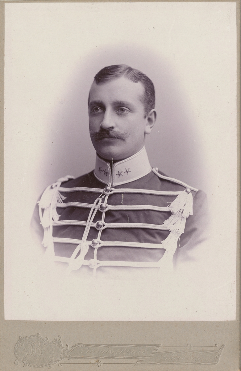 Porträtt av Gilbert Hamilton, löjtnant vid Livregementets husarer K 3.