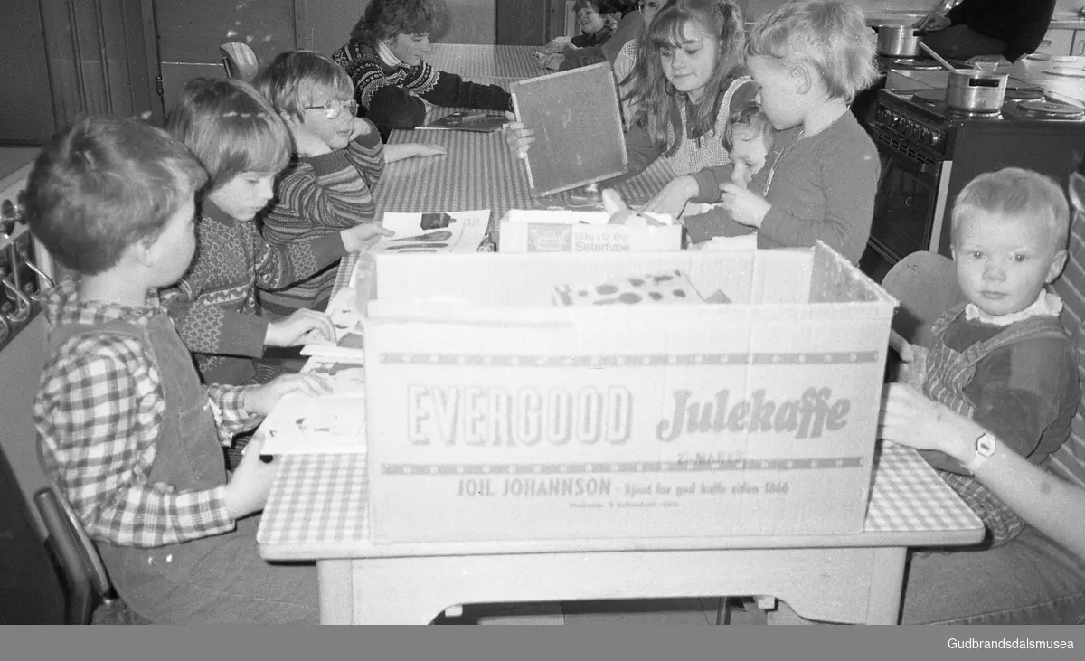 Prekeil'n, skuleavis Vågå ungdomsskule, 1974-84.
Tegning med barnehagen vågå.