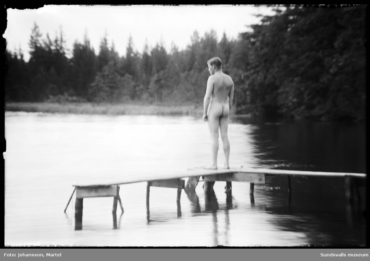 Två nakna yngre män sitter på en brygga, troligen vid någon av sjöarna Vikarn eller Marmen i Attmar. Mannen till höger, och på bild två, är Erik Eng.