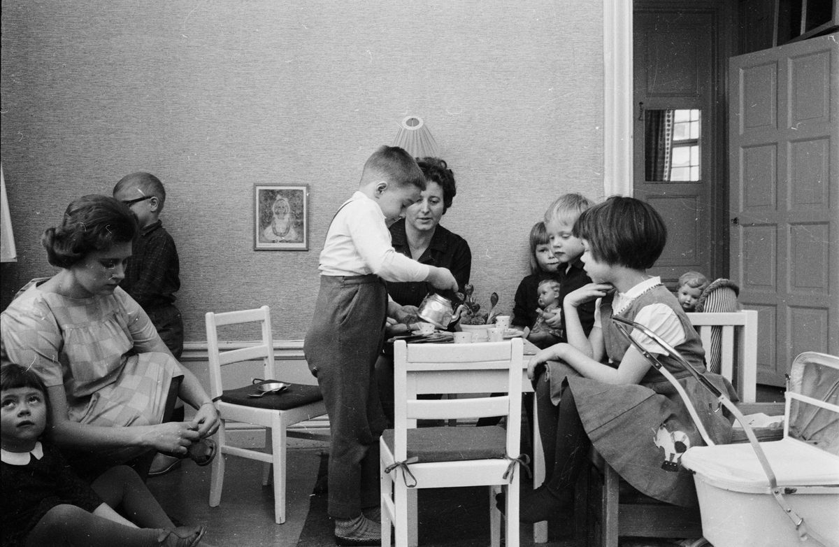 Barnavårdande institution - barn runt bord, Uppsala 1964