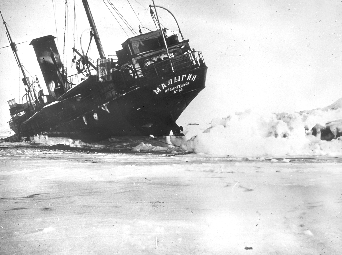 Det sovjetiske skipet Malygin/Maligin i isen. Tekst med bildet Malygin vinteren 1933.