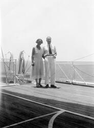 Elisabeth Meyer og mann fotografert på en båt. Fra reisen ti