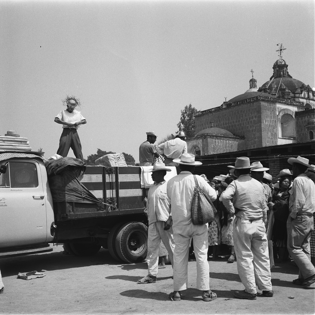 Hvitkledde menn foran en liten lastebil. Mexico 1955.