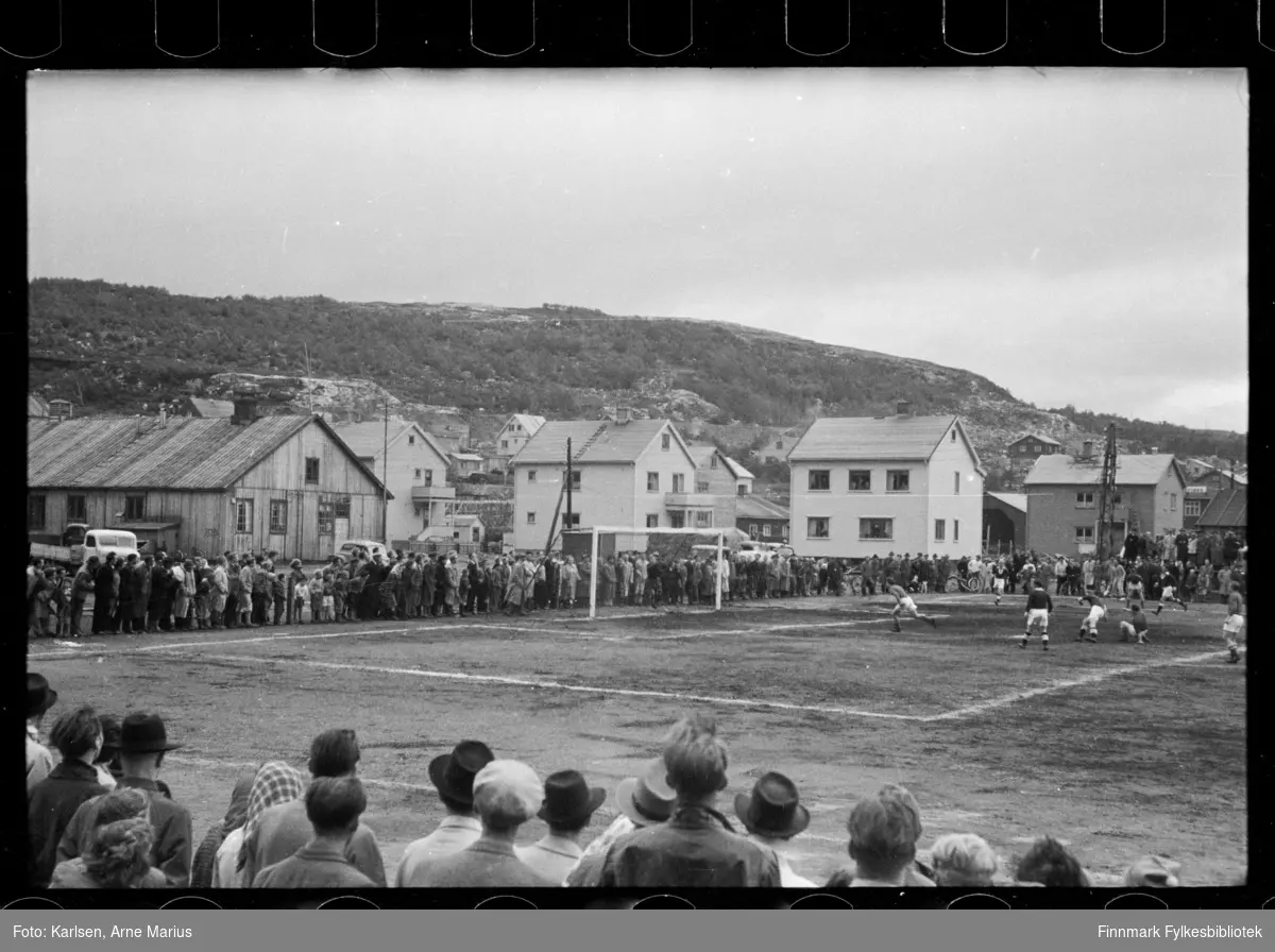 Fotballspill i Kirkenes etter krigen 

På foto kan man se flere spillere og tilskuere rundt banen 

Foto muligens tatt i 1947 (se historikk)