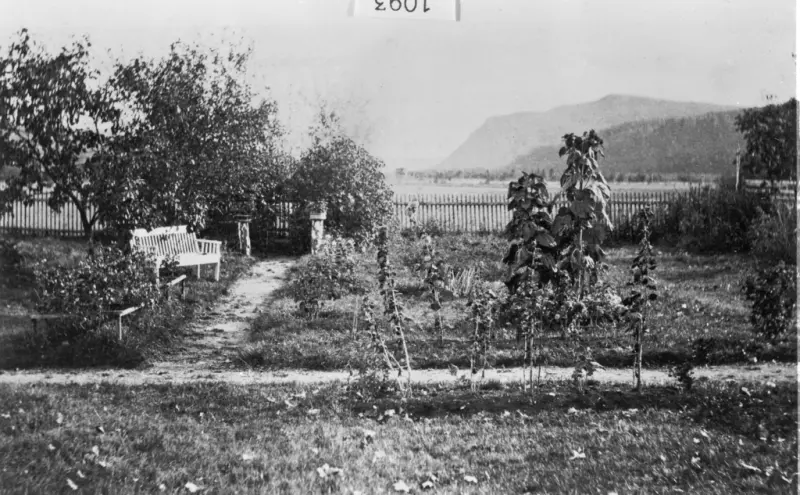 Hagen på Øvre Kopseng, ca. 1920. Ulaåsen i bakgrunnen.