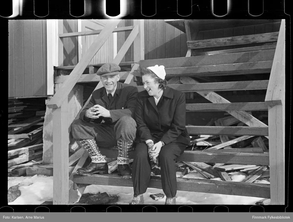 Foto av ukjent mann og kvinne sittende på trapp

Foto antagelig tatt på slutten av 1940-tallet, tidlig 1950-tallet i Kirkenes