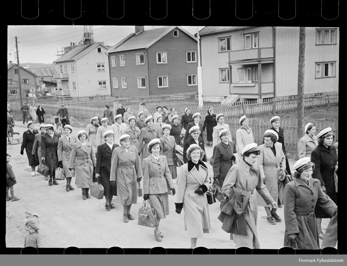 Trolig sangstevne i Kirkenes pinsen 1947 (25 -26 mai), deltakerne har samlet seg til opptog 

Sangere fra hele Finnmark samlet seg til stevne i Kirkenes, der i blant fra Båtsfjord, Vardø, Vadsø og Honningsvåg