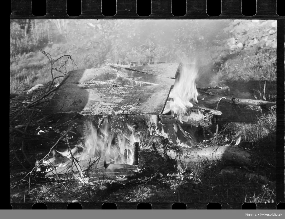 Foto av bål, antagelig i Kirkenes

Foto trolig tatt på slutten av 1940-tallet, eller tidlig 1950-tallet