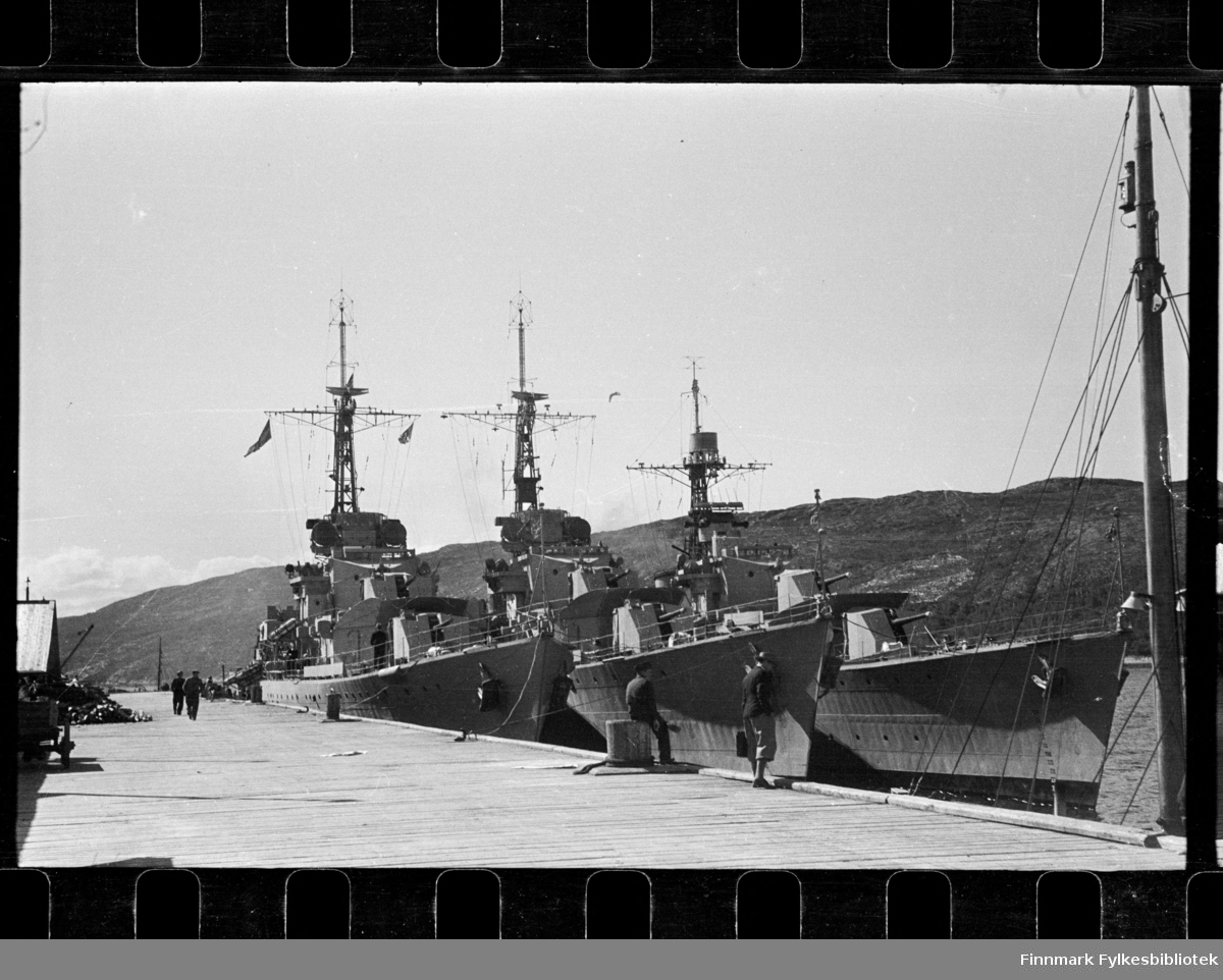 Foto av krigsskip i Kirkenes.

Nærmest kai ligger jageren KNM Oslo. De to andre er enten KNM Trondheim - KNM Bergen eller KNM Stavanger. Disse var av typen C-class destroyer, kjøpt inn fra Storbritannia i 1945.

Det ytterste fartøyet er ingen C-klasse destroyer, men KNM Stord av S-klassen.

Foto trolig tatt på slutten av 1940-tallet, eller tidlig 1950-tallet.