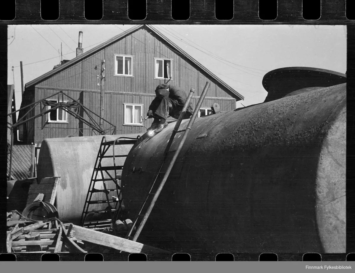 Foto av person som sveiser i Kirkenes etter krigen

Foto trolig tatt på slutten av 1940-tallet, eller tidlig 1950-tallet