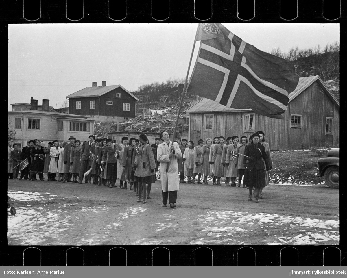 17. mai opptog i Kirkenes, antagelig i 1948 (se historikk)

Flaggbærer i fronten og ungdomsskole klasse bak

I bakgrunnen kan man se hus med numemr 75-146 (?) 114