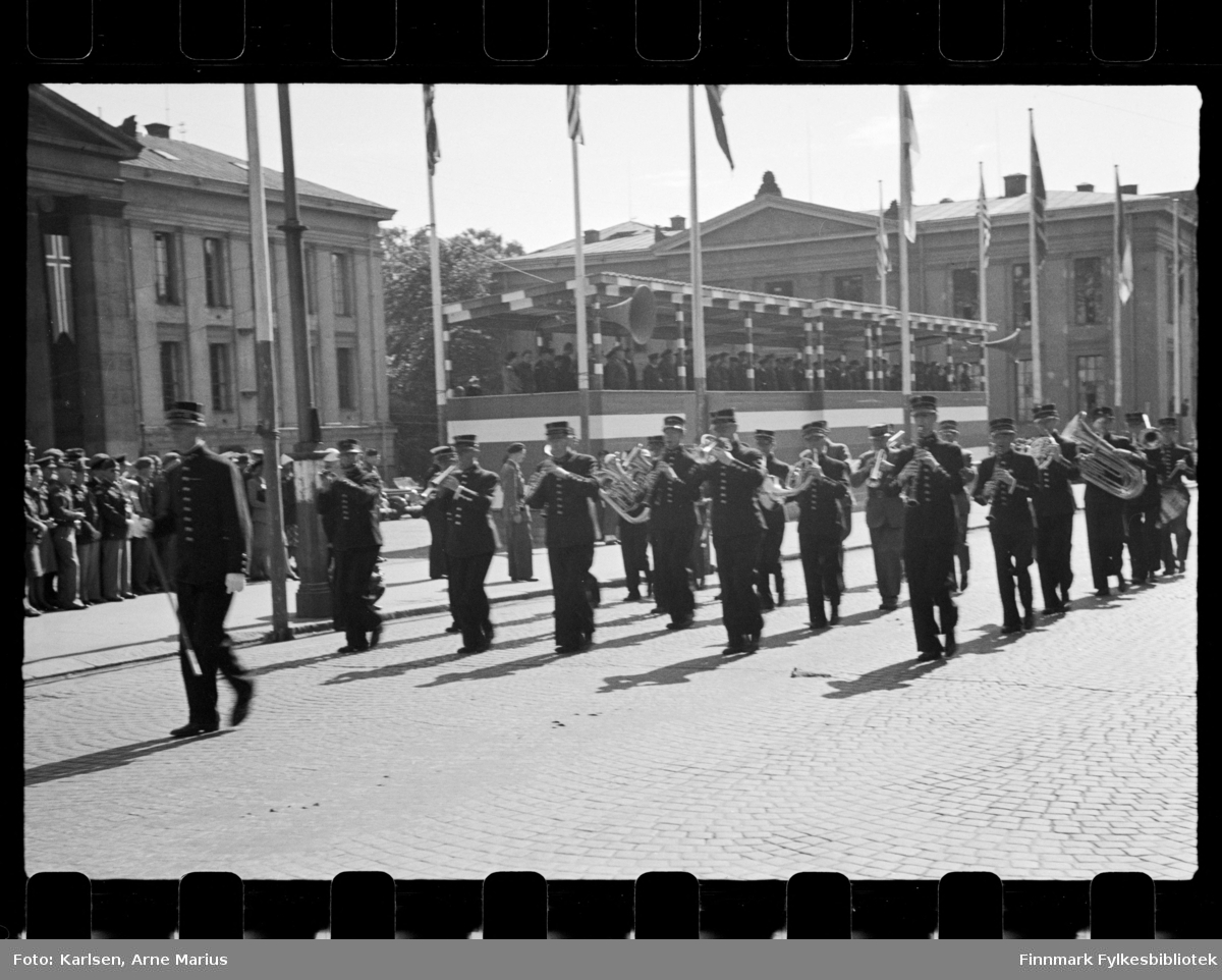 Foto avmusikk korps på Karl Johansgate i Oslo på de alliertes dag den 30. juni 1945 (The Allied Forces day)

I bakgrunnen kan man se en tribune med flere offiserer som tilskuere

