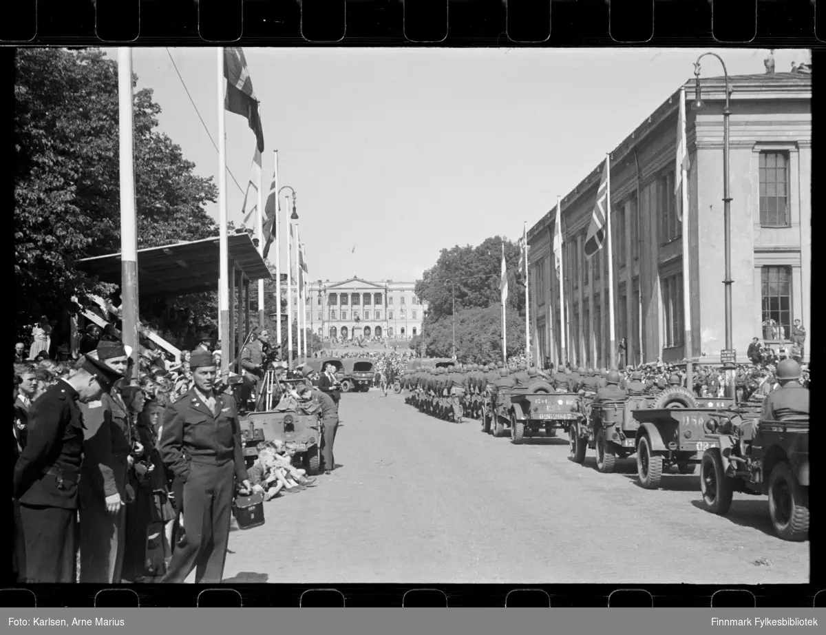 Amerikanske soldater kjører i jeeps i parade på de alliertes dag den 30. juni 1945 (The Allied Forces day). Jeepene var antagelig av modell Willys MB/Willys Jeep

I bakgrunnen kan man se slottet og slotssparken