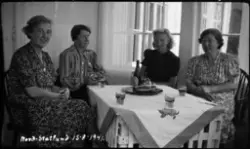 Kvinner rundt et bord