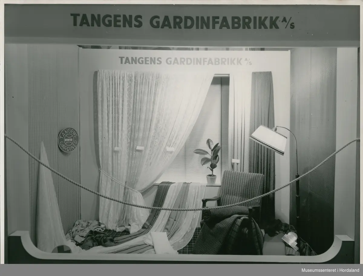 Utstillingsfoto frå Tangens Gardinfabrikk, Bergen.