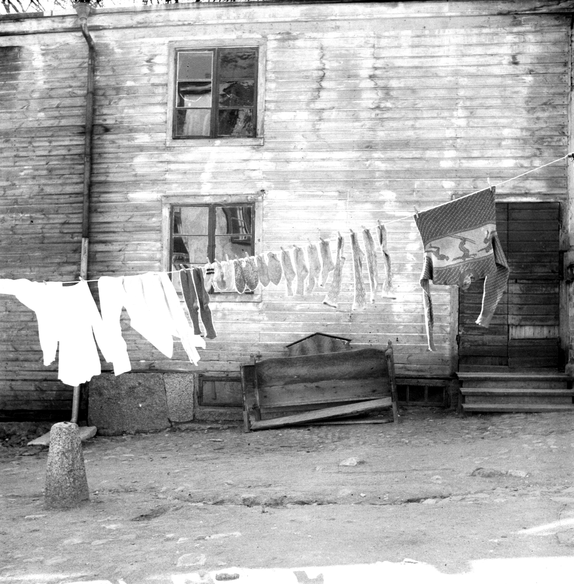 Tvättsträck som skvallrar om att tiden på året var den kyligare. Bakgård vid Storgatan 58 i Linköping. 1950-tal.