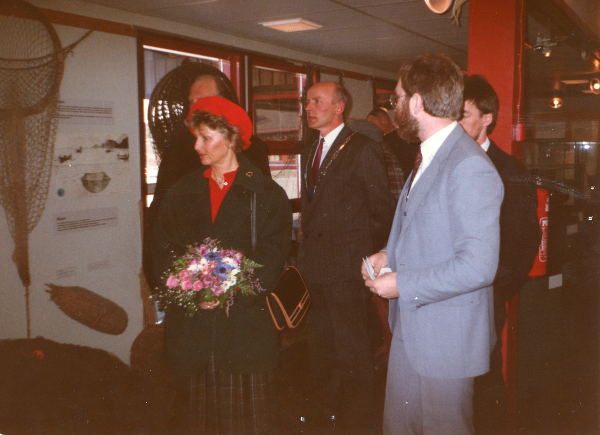 Kronprinsparet besøker Hitra 1989 : Svein Bertil Sæther holder ...