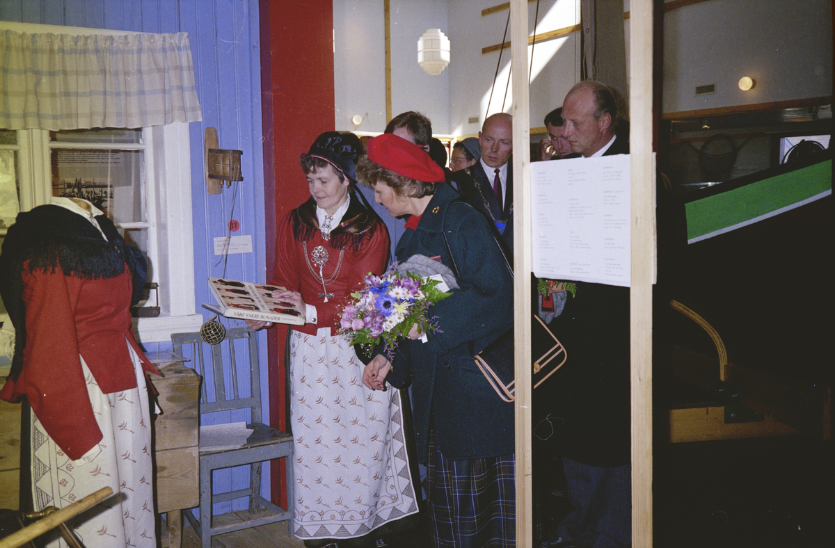 Kronprinsparet besøker Hitra 1989 : Ragna Fjeldvær viser fram Hitradrakten til daværende Kronprinspar.