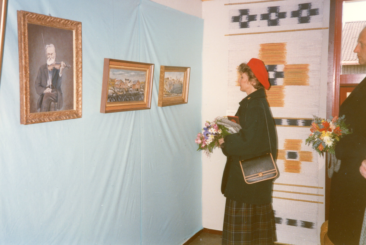 Kronprinsparet besøker Hitra 1989 : lokal kunstutstilling