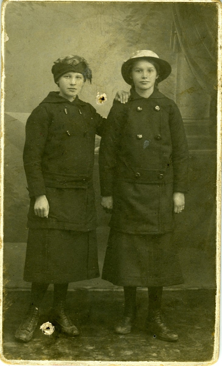 Sigrid Rødseth f. 19.11.1902. senere Hjelle) og søster Julie. Julie 01.10.1908 døde  i Gjellivare Sverige bare 19 år gammel.