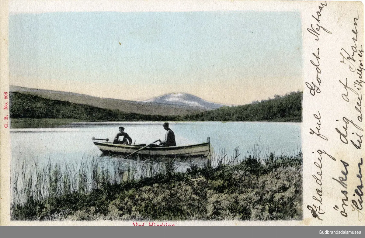 To personer i robåt på Kvitdalsvatnet på Dovrefjell.