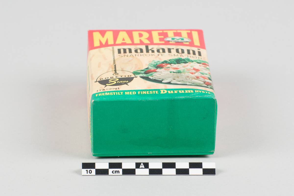 En uåpnet kartong eske med snarkokte makaroni MARETTI fra Ditlef Martens A/S. Med kokeanvisning og fire oppskrifter på bakside.