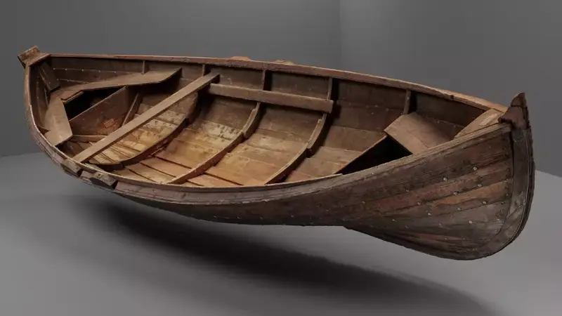 Realistisk modell av en åpen trebåt.