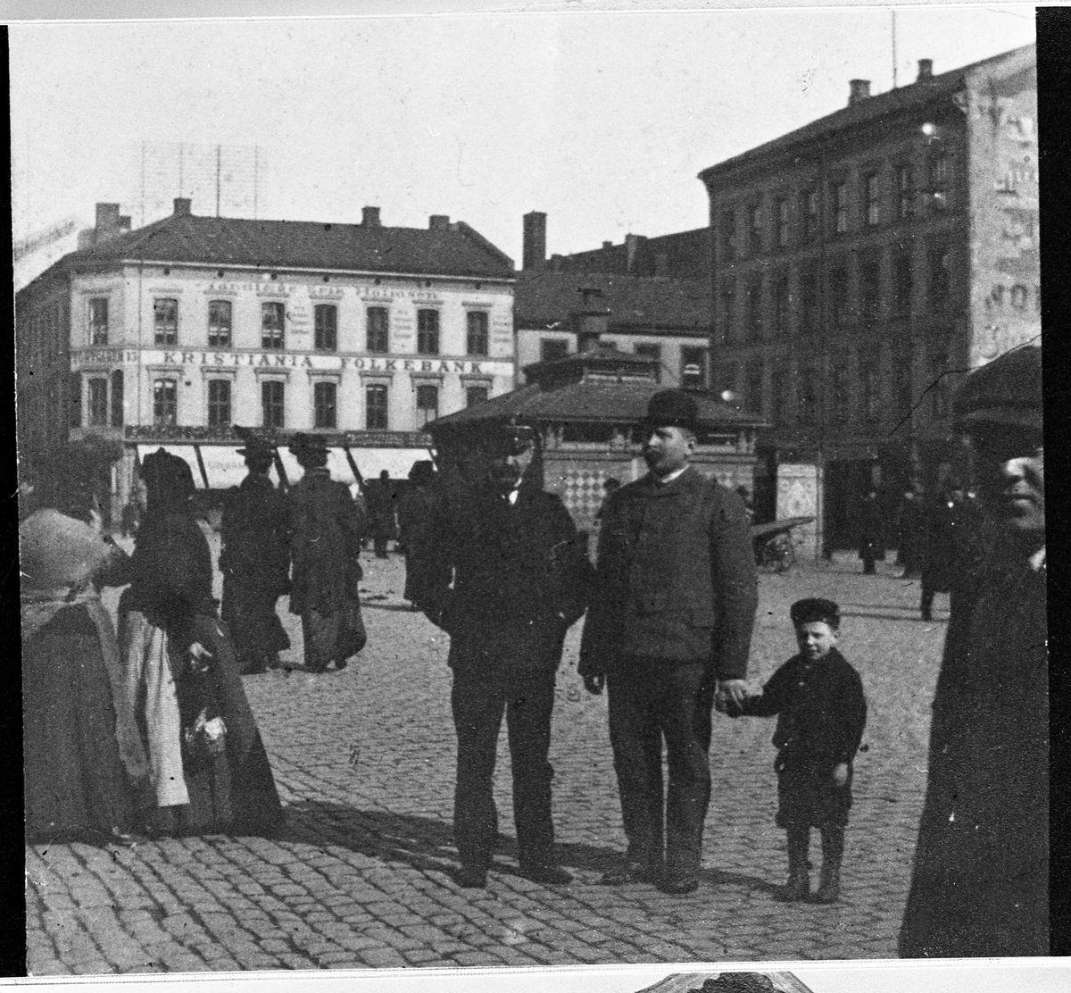 Youngstorget i Christiania 9/4-1908. Til høyre ser vi Gustav Skinderviken med sønnen Johan.