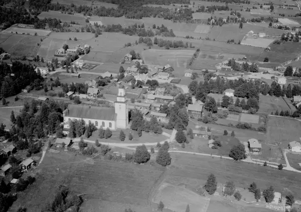 Flygfoto över Boda Kyrkby. Boda Kyrka. Läs Mer Om Boda Kyrka I Boken ...