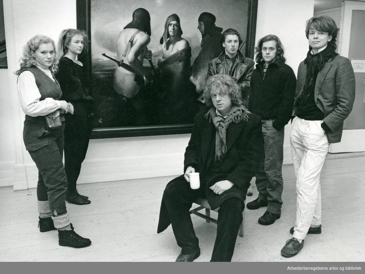 Odd Nerdrum omkranset av elever og assistenter i Wang Kunsthandel. Fra venstre Trine Folmoe, Anine Müller, Even Richhardson, Harald Kolderup og Per Lundgren. 5 februar 1986.