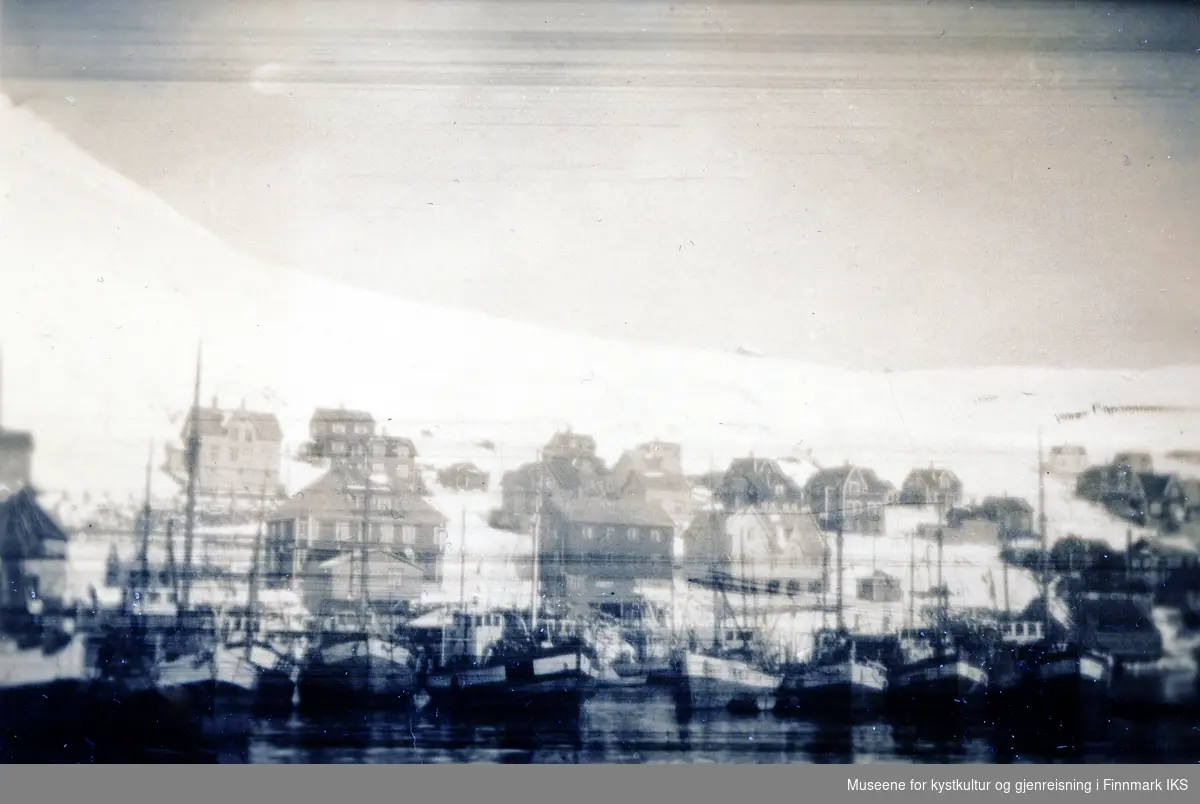 Honningsvåg. Mange båter i Indre havn, i bakgrunnen deler av bebyggelsen. Bygningen til venstre er Telegrafen. 1939.