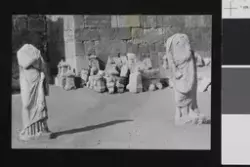 Statuer, muligens i Palmyra. Fotografi tatt i forbindelse me