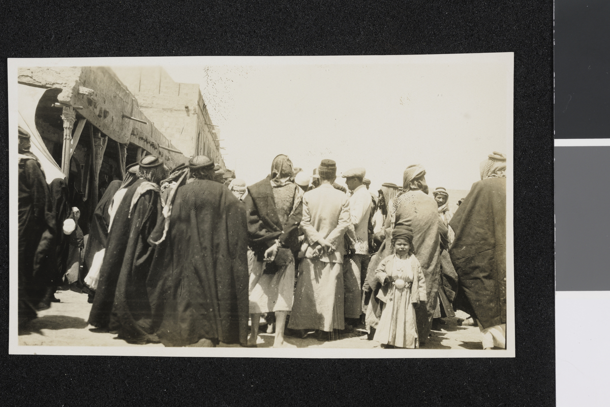 Menneskeansamling i Kerbala. Fotografi tatt/ samlet i forbindelse med Elisabeth Meyers bok; En Kvinnes Ferd til Persia.