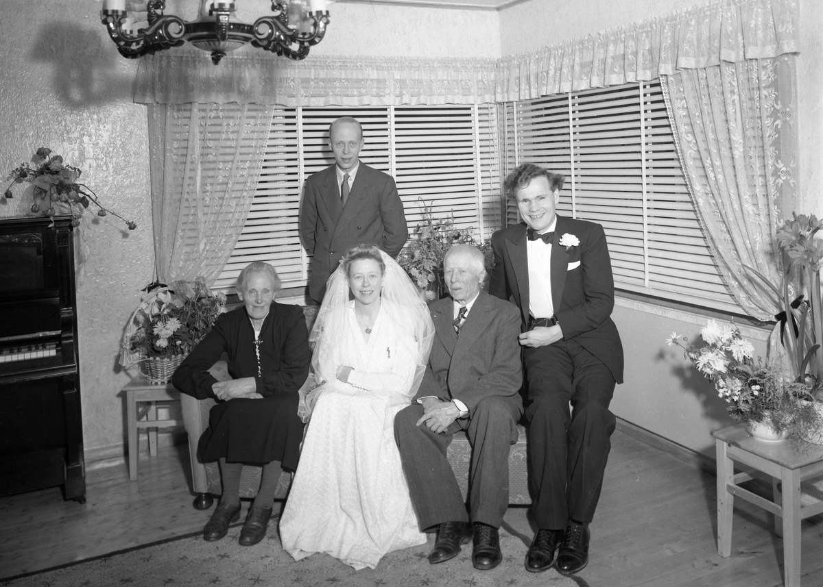 Frå bryllaupsdagen til Anna og Erling Stordal  i 1953. Motiva er frå finstogo deira på Bamseli, Beitostølen.