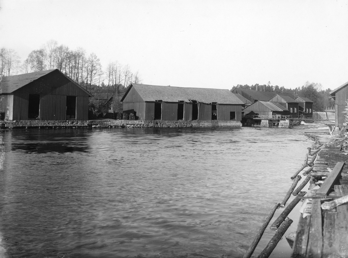 Järnmagasin och lancashiresmedja med kvarnstamp och blåsmaskinhus i Borgvik, 1924.