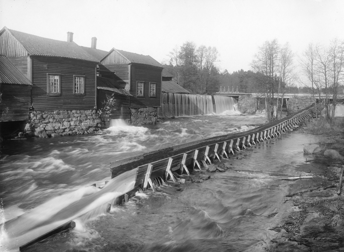 Smältsmedjan från 1778 med smedbron i bakgrunden i Borgvik, 1924.