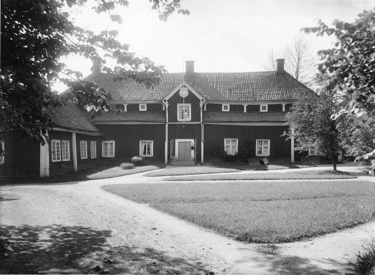 Borgviks bruk. Gamla herrgården byggd i början av 1600-talet och sedan flera gånger på- och tillbyggd. Sedd från gårdssidan.
