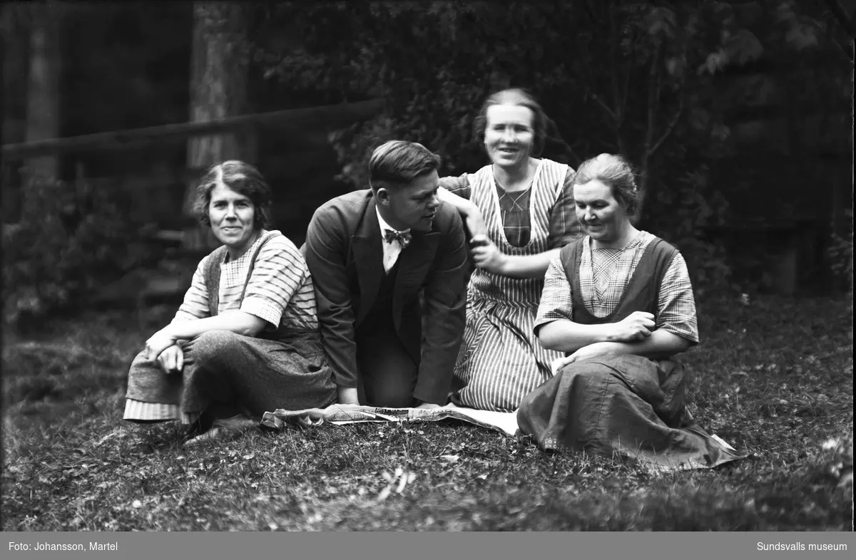 Gruppbild i skogsbrynet med systrarna Johanna "Hanna" Johansson, Märta Johansson, Sigrid Persson och deras kusin Karl Muhr.